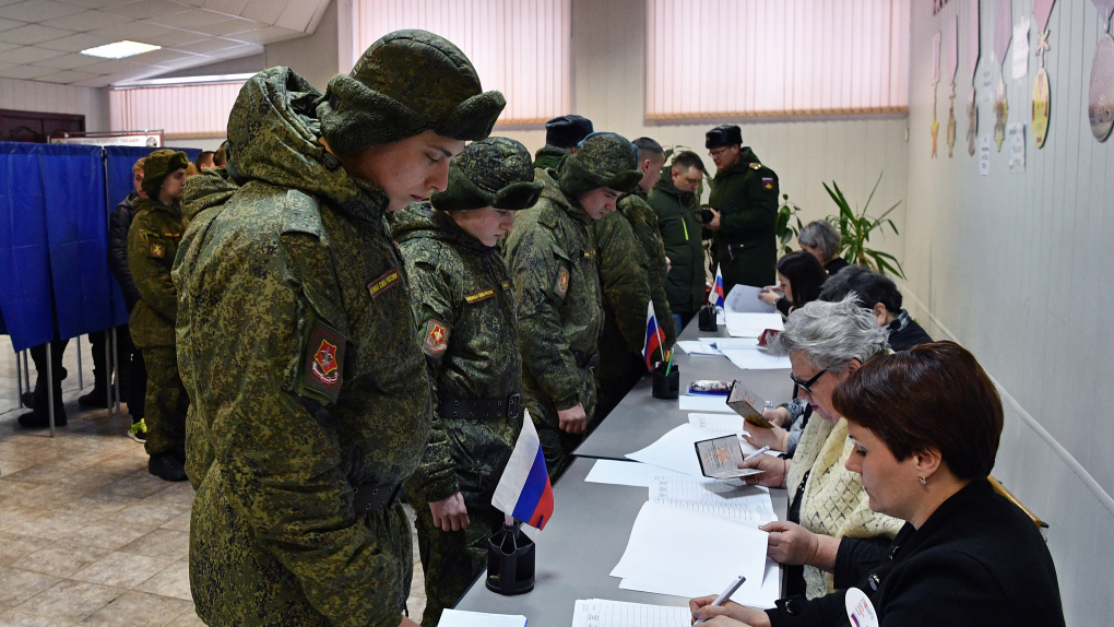 Встать на воинский учет в военкомате. Встать на воинский учет. Первоначальная постановка на воинский учет. Воинский учет фото. Постановка на воинский учет фото.