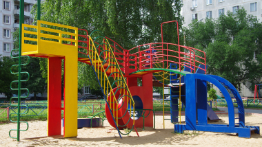 Неизвестные приклеили лезвия на детской площадке в Новом Уренгое | Новости  | ОТР - Общественное Телевидение России